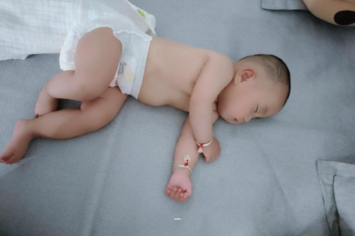 沈丘宝宝胳膊上起红疙瘩